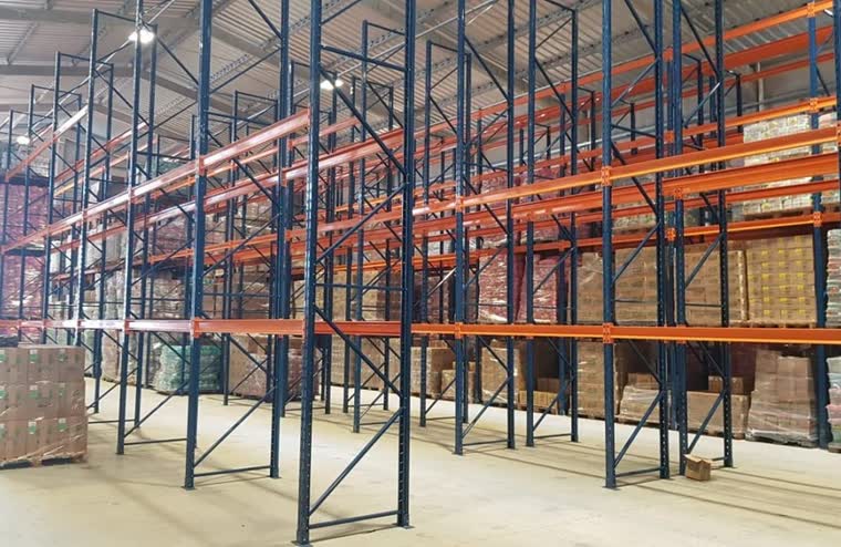 Centro de distribuição da Murici em Mariana, com porta-paletes carregado